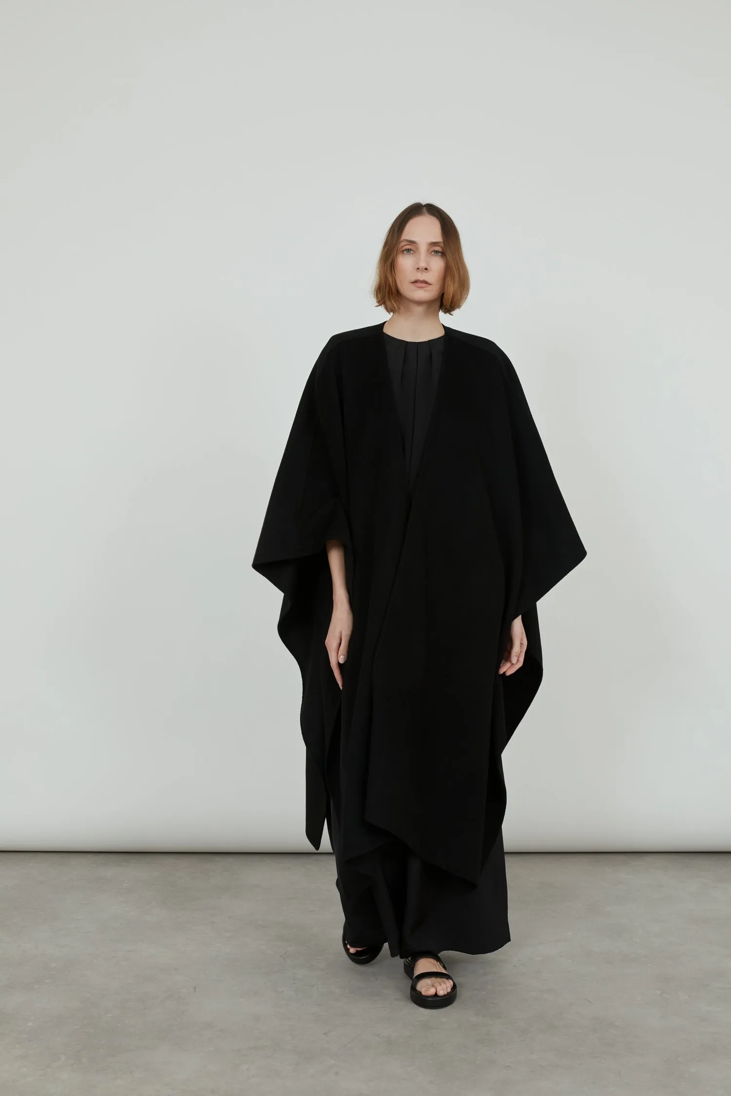 Aspen cape | Black - Virgin wool