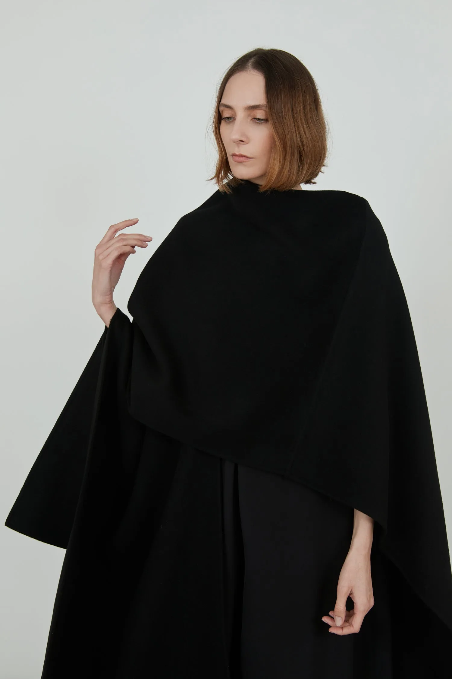 Aspen cape | Black - Virgin wool